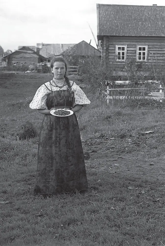 Девушка с земляникой Деревня Нижняя Топорня Река Шексна 1909 г О муза - фото 20