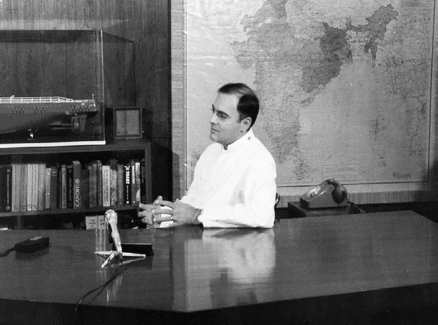 Президент Индии Раджив Ганди 1985 г Сфотографировала в его рабочем кабинете - фото 17