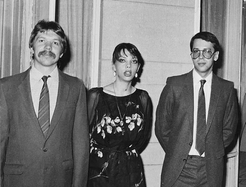 С мужем Дмитрием справа и Владимиром Финогеевым 1984 г На приеме в - фото 20