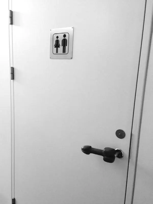 Дверь в туалет в Музее пенисов Дарственная на член музею от одного странного - фото 43
