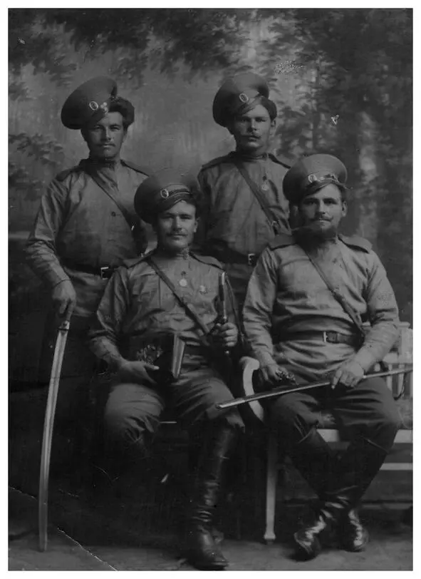 Казаки хутора Средне Митякинского Слева сидит Беляев Яков Акимович Фото из - фото 3