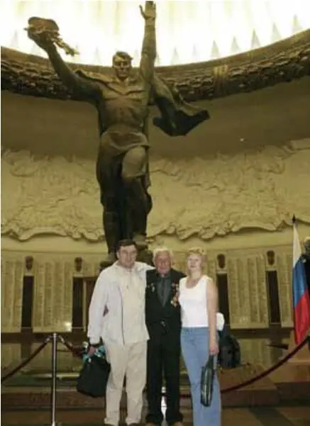 Просматриваю в очередной раз старые фотографии со встреч отца и его однополчан - фото 30