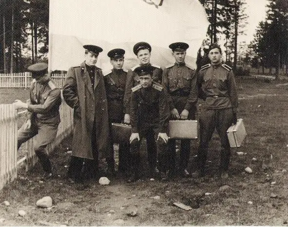 1955 г май Военный городок Уручье У стадиона Алабов Бурцев Артемьев - фото 21