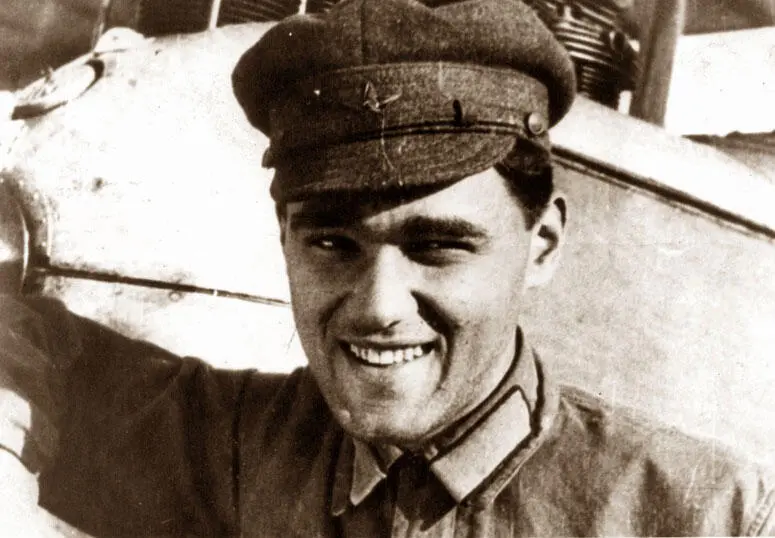 АС Яковлев у самолета АИР1 после успешных испытаний 1927 год После первого - фото 53