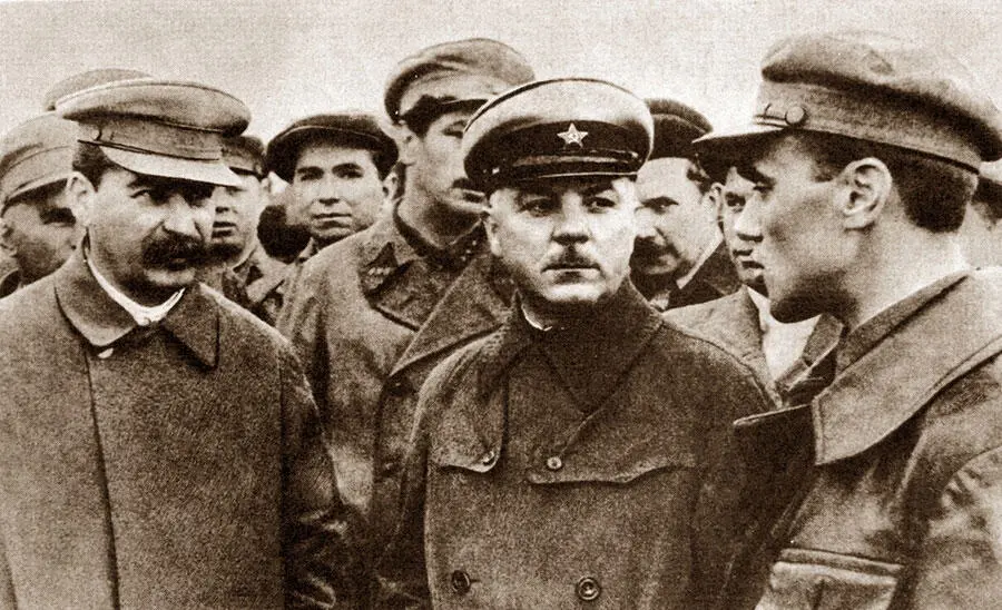 АС Яковлев рассказывает ИВ Сталину и КЕ Ворошилову о самолете УТ2 - фото 76