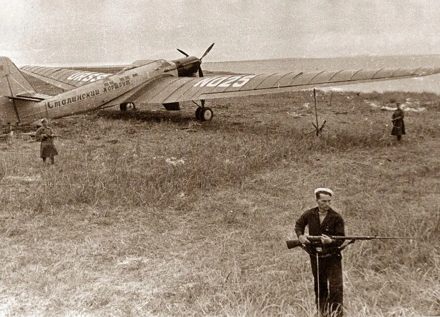Самолет АНТ25 под вооруженной охраной после посадки 22 июля 1936 года на - фото 85