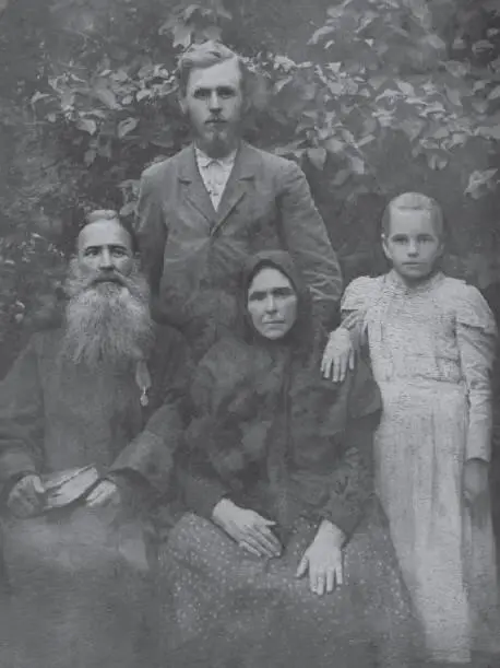 В саду Журавлевых в Журавинке 1896 г Фото МН Кормильцева Нижний ряд слева - фото 16