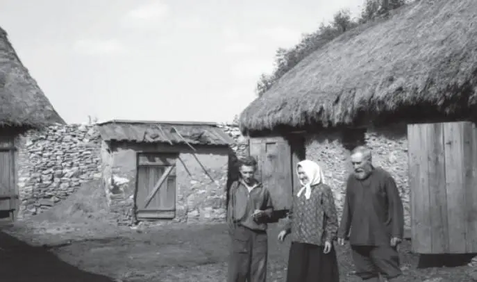 Вороновка во дворе дома Лоховых 1959 г Фото ДИ Журавлева Служила изба - фото 19