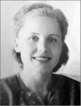 Анна Васильевна Крайнова 1940 год Поезд несколько раз подвергался бомбёжке и - фото 20