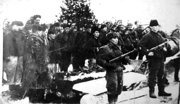 Похороны разведчиков погибших в стычке с власовцами В центре АА - фото 21