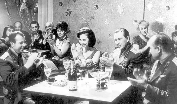 Звездный Новогодний огонек 1965 года Лариса Мондрус в окружении космонавтов - фото 13