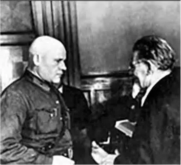 Председатель Президиума Верховного Совета СССР М И Калинин вручает М И - фото 11