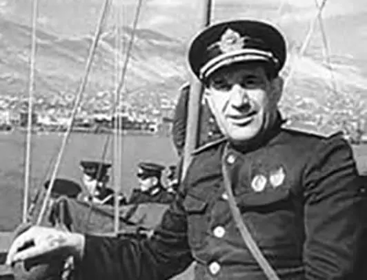 Г Н Холостяков у побережья Цемесской бухты 1943 г При обороне Новороссийска - фото 19