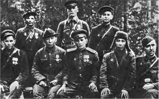 Партизаны разных национальностей из 1й Минской бригады 1943 г В центре сидит - фото 63