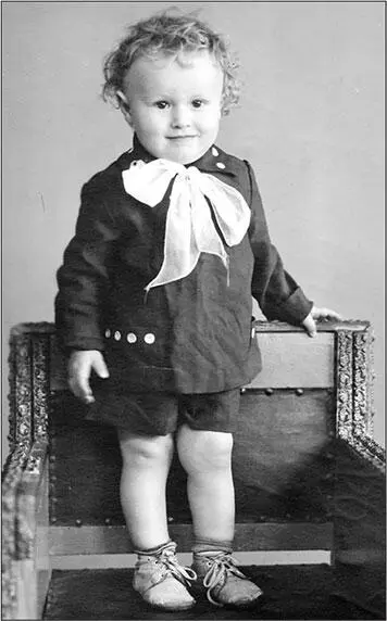 Маленький Володя Зайцев Москва август 1962 г Надежда Антоновна с крестным - фото 6