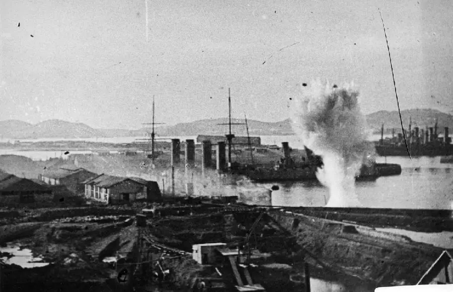 Крейсер Баян и минный заградитель Амур под обстрелом в ПортАртуре 1904 год - фото 9