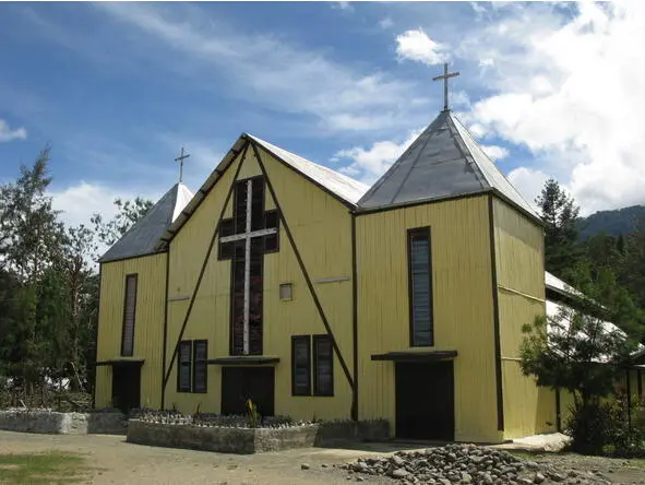 Церковь в большом посёлке Крест на вершине горы провинция Симбу - фото 12