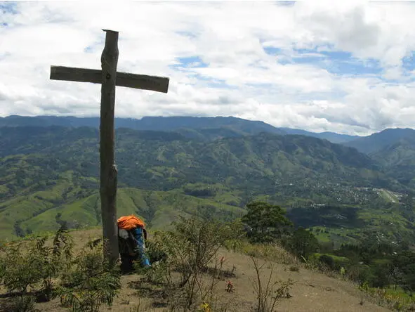 Крест на вершине горы провинция Симбу Сельская церковь посёлок Кауп Иногда - фото 13
