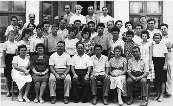 Педагогический коллектив школы 42 1 сентября 1963 г Изначально в техникуме - фото 29