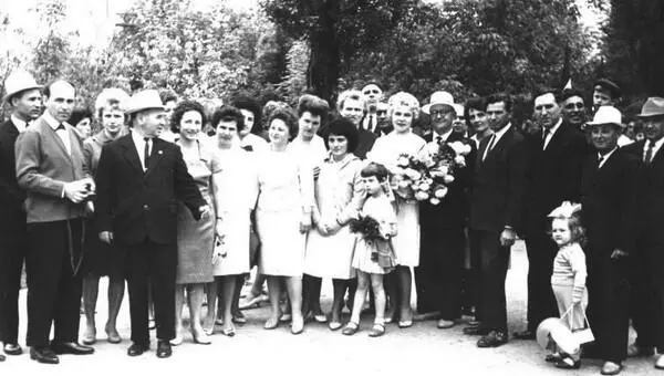 Интеллигенция города на первомайской демонстрации В 1966 г в соответствии с - фото 35