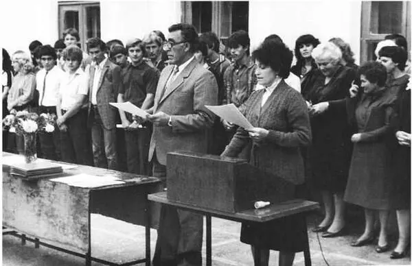 ХНТ Линейка 1979 г ХНТ на демонстрации 1980 г Вручение дипломов - фото 41