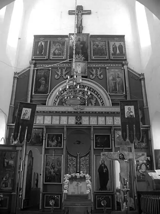 Алтарь храма с Бортсурманы Могилка отца Алексия Бортсурманского Рака с - фото 13