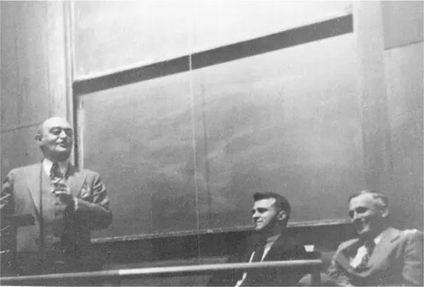 Рис 13Йозеф Шумпетер Василий Леонтьев и Пол Суизи в Гарварде конец 1940х - фото 3