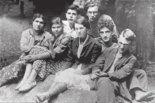 Студенты биофака Петергоф 1938 г Слева направо Тамара Познанская Рахиль - фото 21