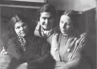 Три подруги Р АльбоваТ Познанская Т Гинецинская 1940 г В 1941 году - фото 23