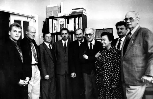 У Леонида Леонова после вручения ему литературной премии имени Льва Толстого - фото 16