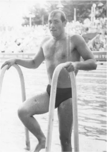 П Пикалов после финального заплыва в бассейне Москва ПЕТР ПИКАЛОВ из - фото 17