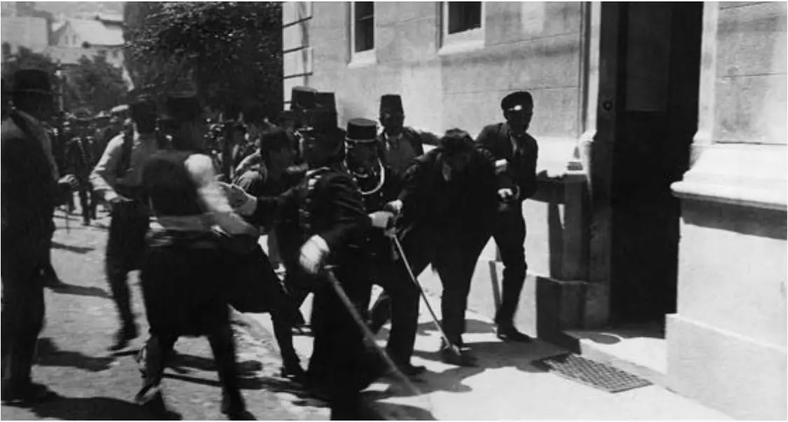 Арест убийцы австрийского эрцгерцога Франца Фердинанда Г Принципа 1914 г - фото 13