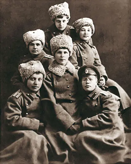 Девушкипрапорщики Москва ноябрь 1917 г Первый ряд слева направо Виденек - фото 1