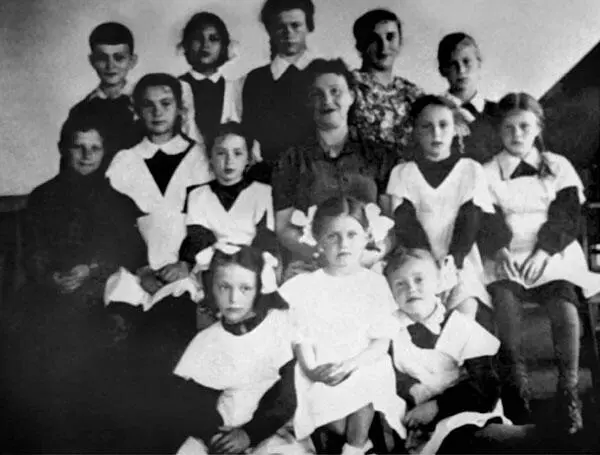 Вышний Волочек Класс Валентины Михайловны Шульгиной И все же большим - фото 15