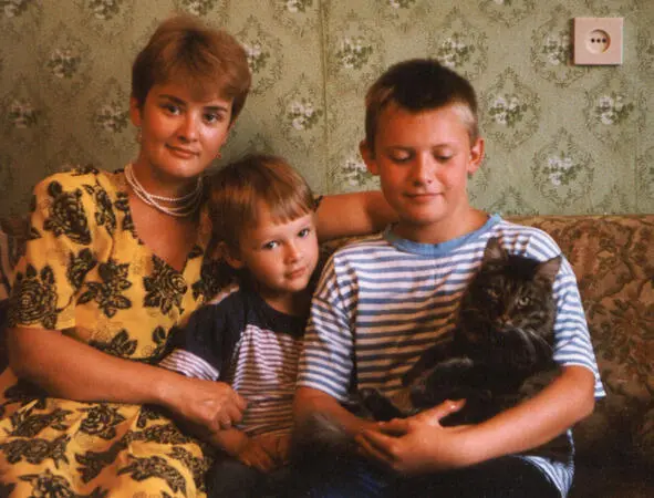 Ирина с Мишей Алёшей и котом Тимкой Калининград лето 1997 г Иринке 33 года - фото 4