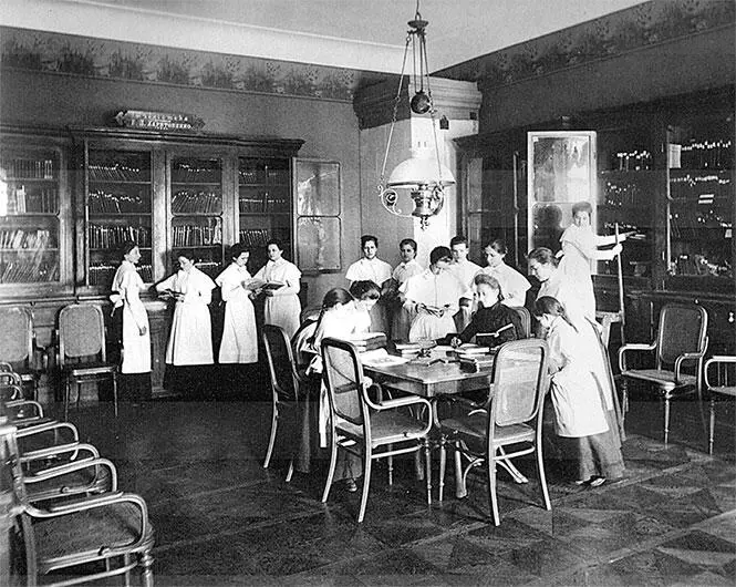 Раздача книг в библиотеке Фотограф Петр Петрович Павлов 1902 г Она пять лет - фото 7