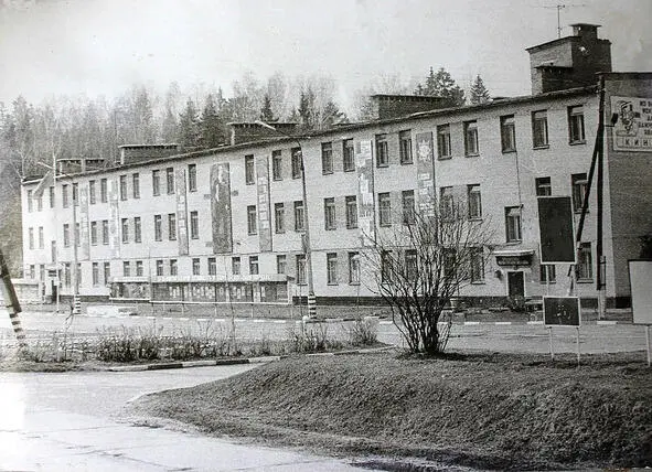 Штаб и казарма полка Снимок 1980 года Через неделю я приехал снова в часть и - фото 1