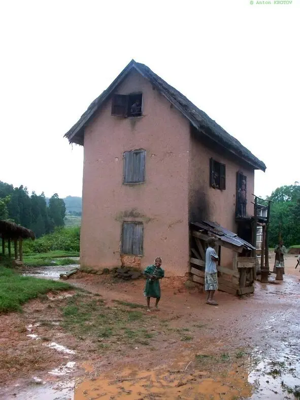 Глиняный небоскрёб в три этажа В мадагаскарской деревне - фото 6