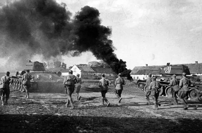 Атака частей 1й танковой армии Обоянское направление Июль 1943 г РГАКФД В - фото 3
