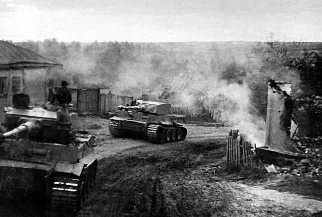Танки Тигр одной из немецких дивизий движутся через захваченное село - фото 4