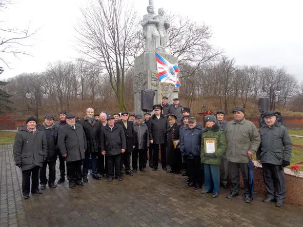 Строй ветеранов у Братской Могилы Слезы у многих блестят на глазах Здесь в - фото 5