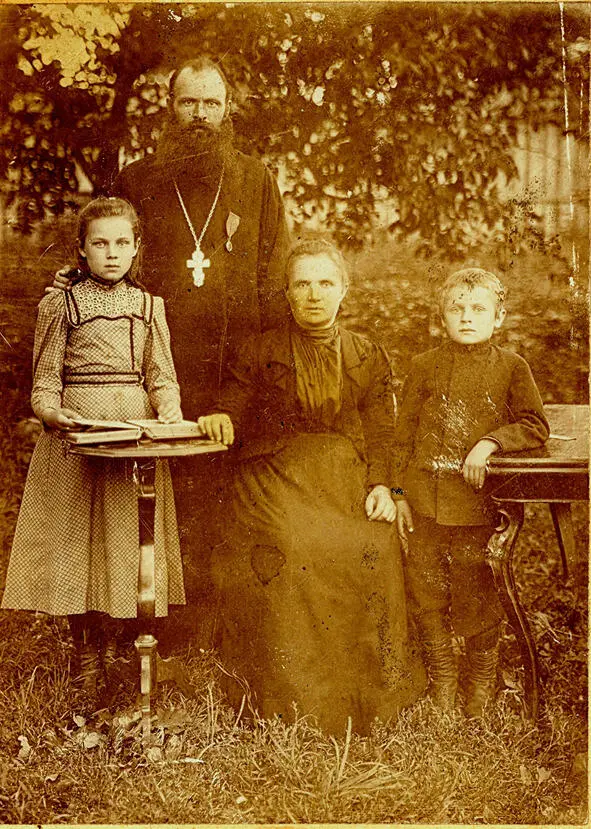 Константин Петрович Снятиновский с женой Надеждой Антоновной и детьми - фото 4