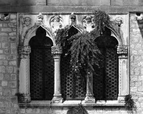Рис 25 Окно средневекового жилого дома XVXVI века Трогир Хорватия 37 - фото 37