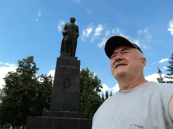 Сирень так пахла ты меня ласкала Ты снилась мне вечернею порой Когда туман - фото 1