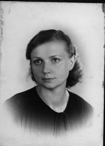 Отец Ежи Занусси и мама Ванда Занусси 1941 г Мое детство начиналось в - фото 2