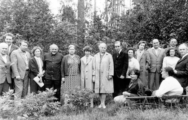 Сотрудники отдела на даче у Г Д Рихтера конец 1960х годов Слева направо - фото 9
