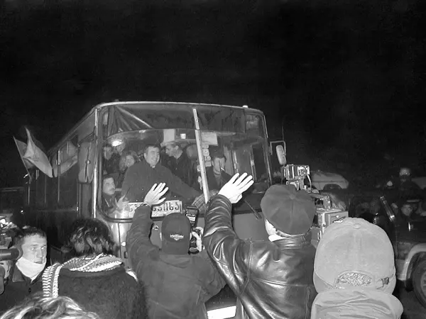 Колонна автобусов с протестующими движется к Тбилиси Власти не могли не - фото 11