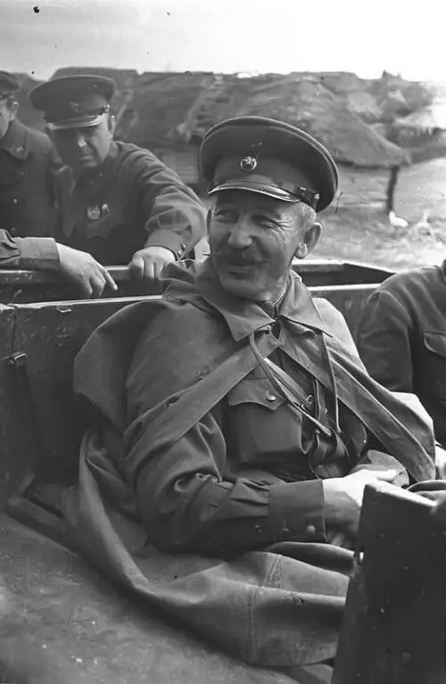 Он вел бой с батальоном румынской пехоты который был разбит наголову оставив - фото 15