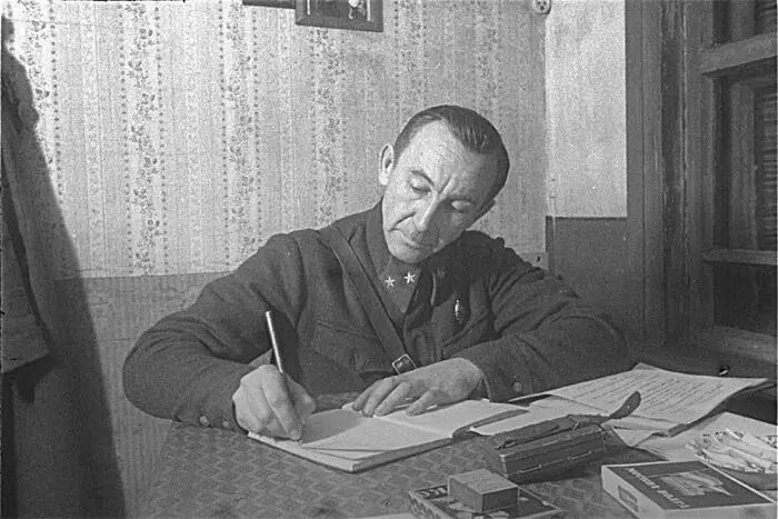Однако к Белгороду подходят передовые танки немцев Я решаю назначить - фото 17