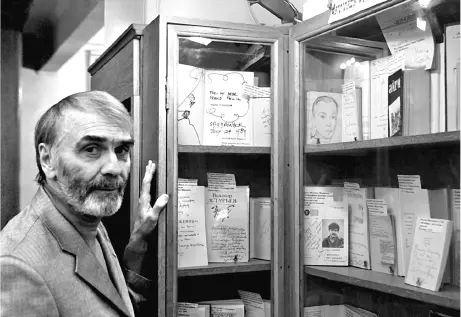 Выставка книг с дарственными надписями из коллекции нашего знаменитого - фото 11